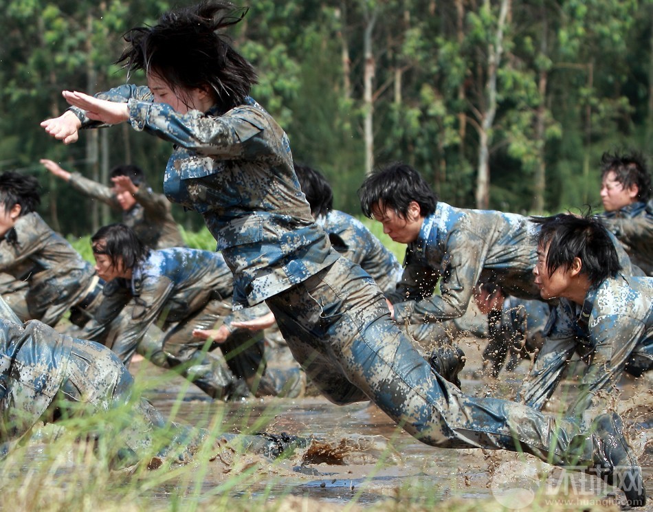 中国女特种兵训练方式，挑战极限，塑造精英，中国女特种兵极限训练，塑造精英战士之路