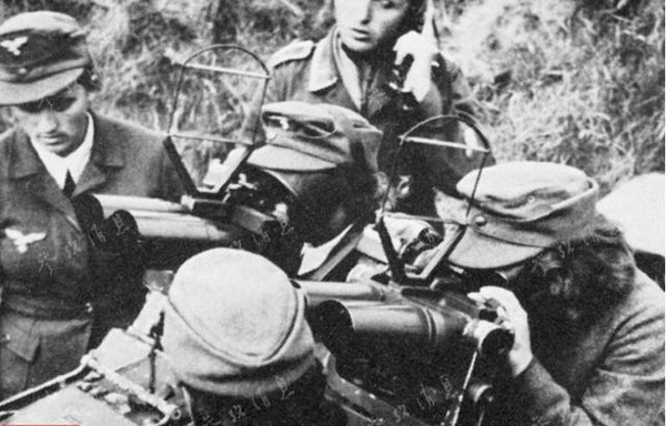 德国女兵裤裆藏雷与机枪，战争中的非凡勇气与坚韧，德国女兵战争中的非凡勇气与坚韧，裤裆藏雷与手持机枪的奋战