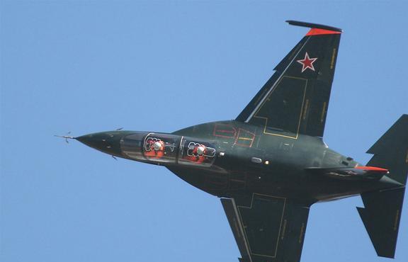 雅克130，揭秘这款飞机的生产国家与传奇故事，雅克130飞机，生产国家与传奇故事揭秘