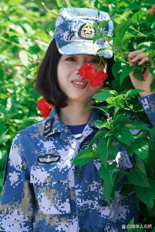 最美海军女兵的视频，展现力量与荣耀的海洋之花，最美海军女兵，力量与荣耀的海洋之花