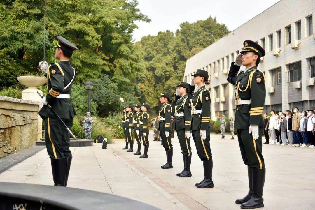 国旗护卫队女队员，荣耀与担当，国旗护卫队女队员，荣耀与担当的巾帼英雄