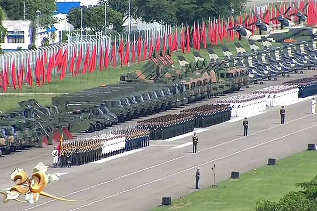 香港回归阅兵士兵倒下，荣耀与坚韧的象征，香港回归阅兵士兵倒下，荣耀与坚韧的见证