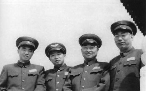 揭秘空降兵第十五军军长身份，英勇无畏的领导者，揭秘英勇无畏的领导者，空降兵第十五军军长身份揭秘