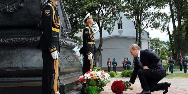普京对阵亡俄士兵的默哀，荣耀与责任的象征，普京对亡俄士兵的默哀，荣耀与责任的体现