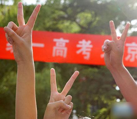 小学生新闻播报，培养小小新闻人的种子，小学生新闻播报，培育小小新闻人种子计划启动