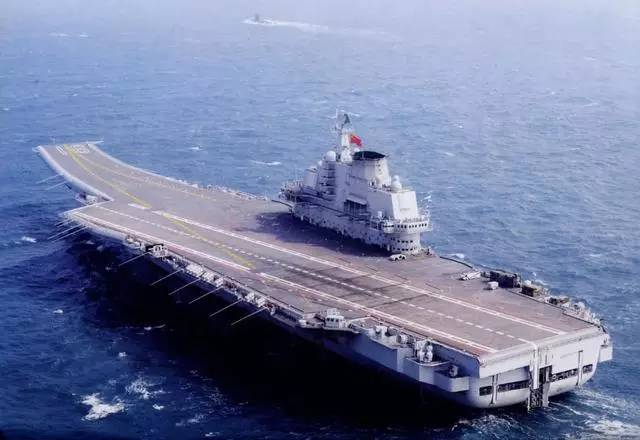 辽宁舰与美国航母，尺寸对比解析，辽宁舰与美国航母尺寸对比解析，揭秘两国海军巨舰的优劣差异