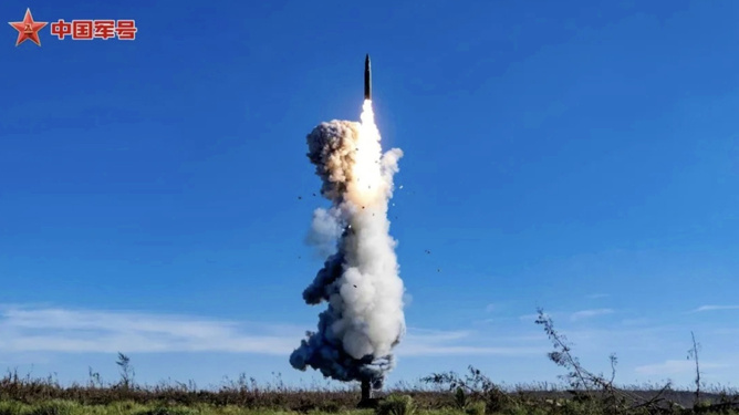 我军发射洲际导弹,彰显国防实力与战略决心,我军发射洲际导弹,国防实力与战略决心的展现