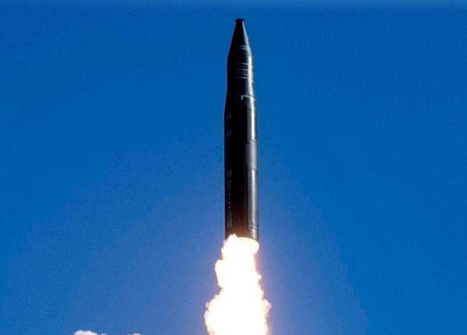 我军发射洲际导弹,彰显国防实力与战略决心,我军发射洲际导弹,国防实力与战略决心的展现