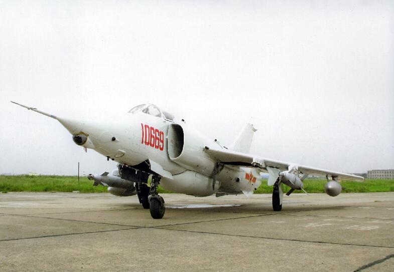 强5攻击机与战争雷霆,战争中的雷霆一击,强5攻击机与战争雷霆,雷霆一击的战争力量