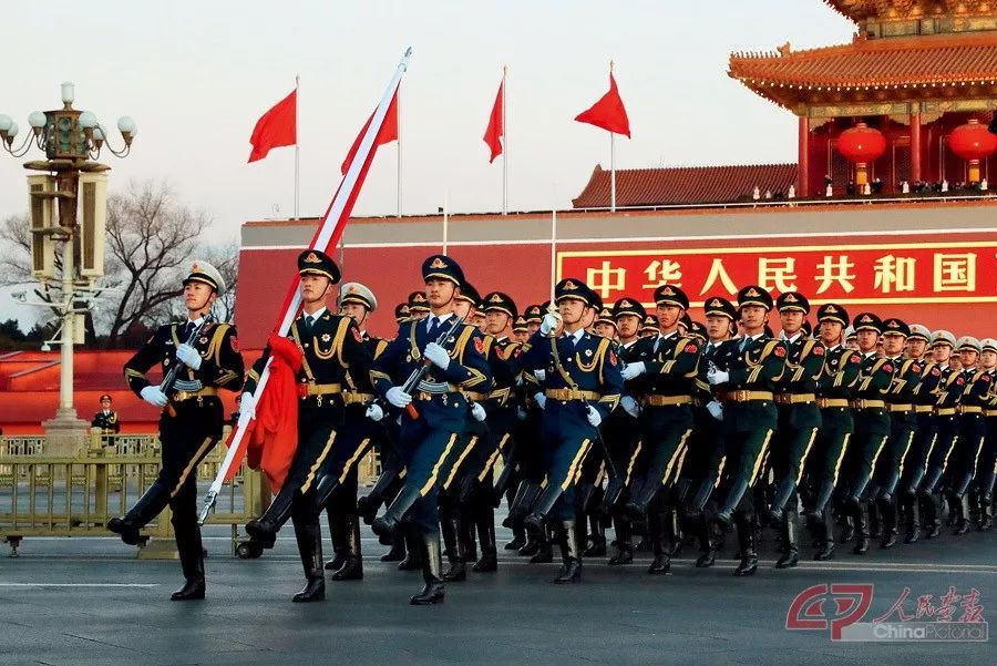仪仗队中的旗帜守护者——举旗手，仪仗队中的旗帜守护者，举旗手风采展露