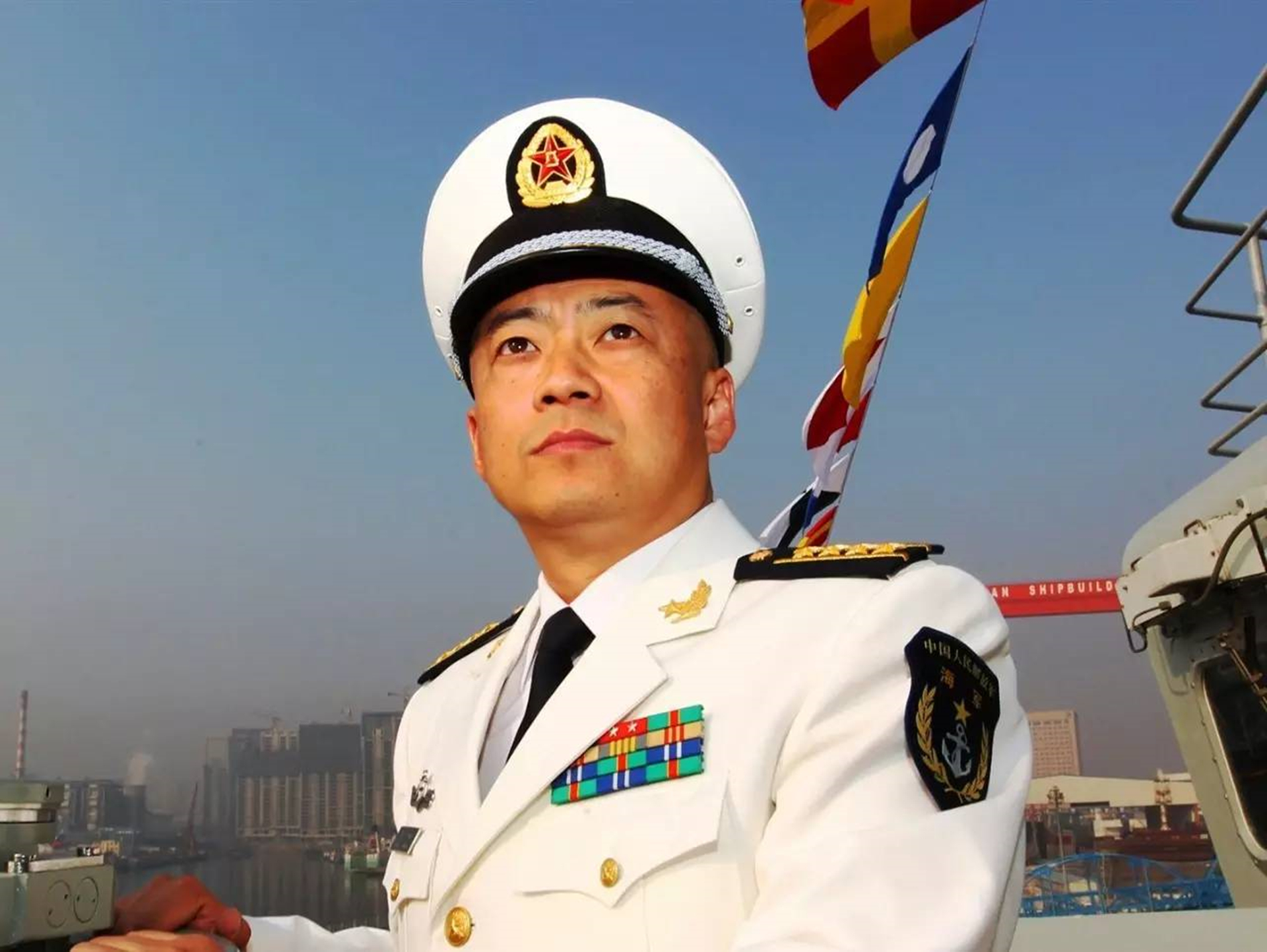 海军营口舰舰长，英勇无畏，忠诚履职的海洋卫士，海军营口舰舰长，英勇忠诚的海洋卫士