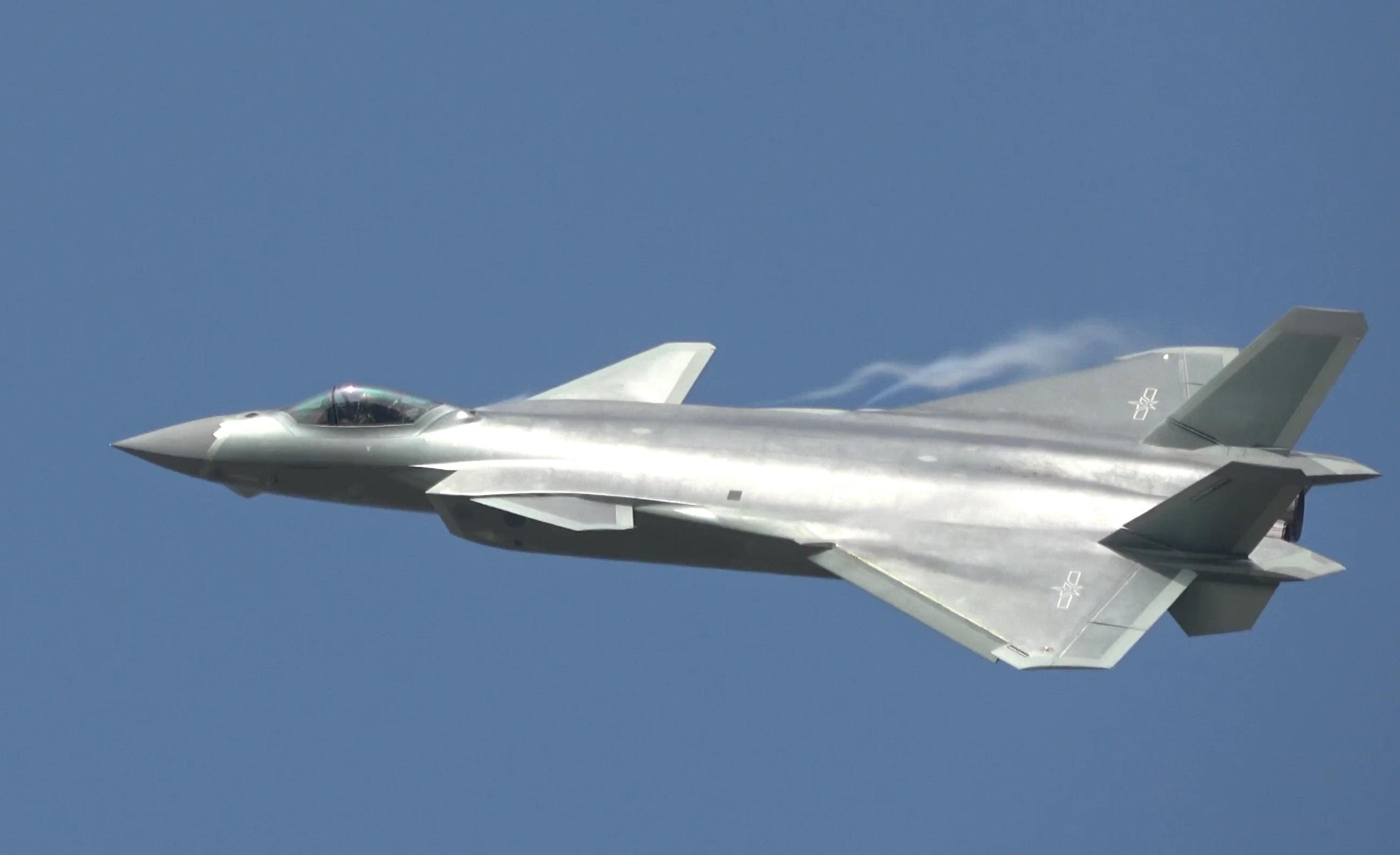 歼-20与F-22，空中霸主之争，专家深度解析究竟谁更厉害，歼-20与F-22空中霸主之争，深度解析谁更胜一畴