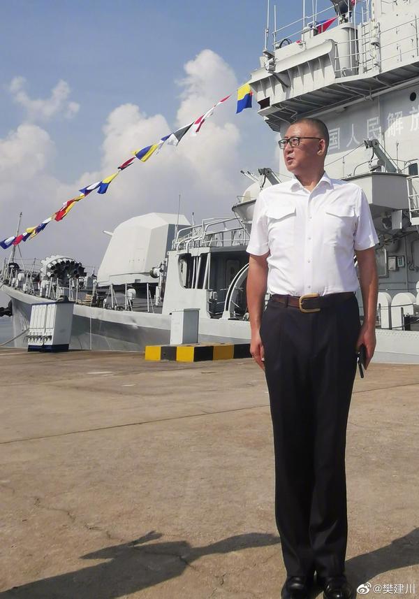 潮州舰舰长，引领舰艇，展现海军风采，潮州舰舰长展现海军风采，领航舰艇显英姿