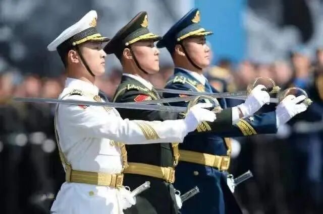仪仗队两年必须退役吗？探讨服役时间与职业发展，探讨仪仗队服役时间与职业发展，两年退役是必须的吗？