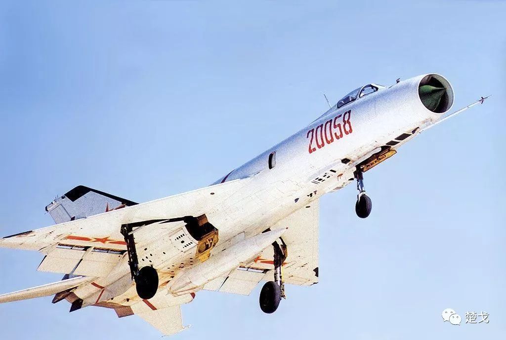 歼八战斗机为什么没有鸭翼,歼八战斗机为何未采用鸭翼设计?