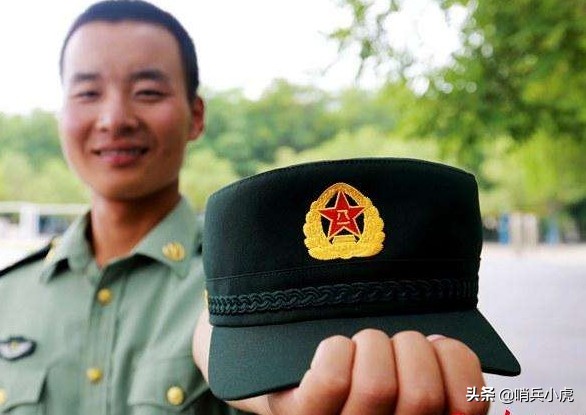 军官帽子与士兵帽子之间的区别，象征、功能与文化意义，军官与士兵帽子的差异，象征、功能及文化意义探究