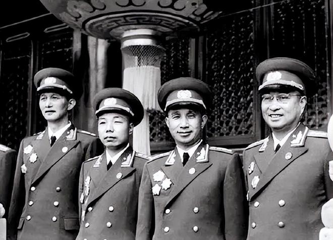上将大还是少将大，军事等级中的权力与地位对比，军事等级对比，上将大于少将，权力与地位的差异