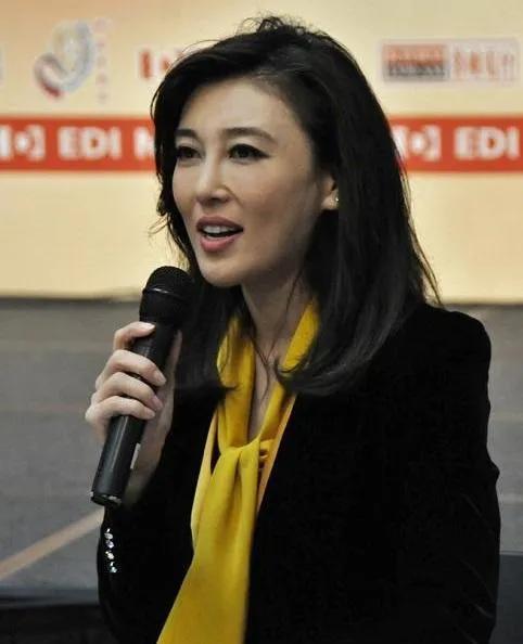 海峡两岸主持人换了吗？——探究两岸主持阵容变迁及其影响，海峡两岸主持阵容变迁探究，新面孔带来的影响力分析
