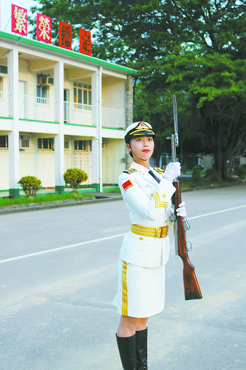 中国驻港女仪仗队视频，展现巾帼英雄风采，中国驻港女仪仗队风采展现，巾帼英雄展英姿