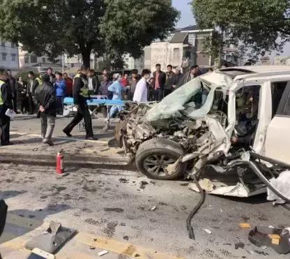 今天刚刚发生的车祸,深刻反思与呼唤安全意识的觉醒,车祸事件引发深思,安全意识觉醒的紧急呼唤