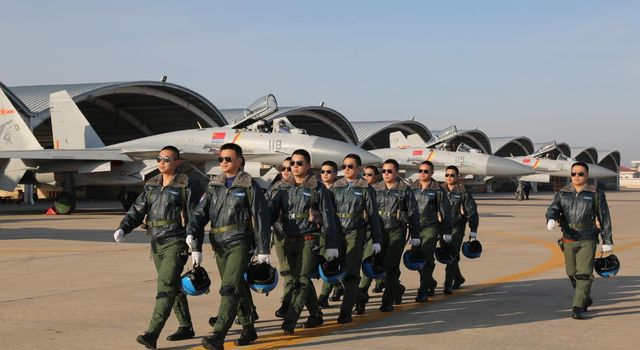 中国空军飞行员,帅气图片展现英勇风采,中国空军飞行员英勇风采的帅气图片展示