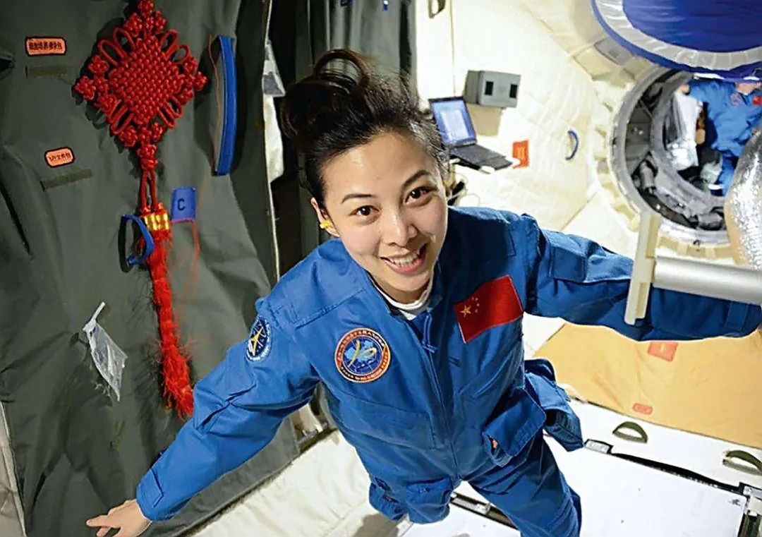 女航天员上太空有何不同，探索性别在太空探索中的差异，性别差异在太空探索中的探索，女航天员的独特挑战与不同体验