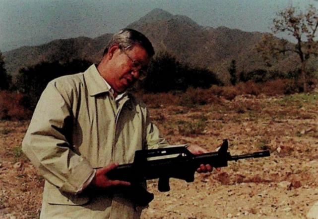 朵英贤设计95式步枪的经历,朵英贤设计95式步枪,传奇经历揭秘