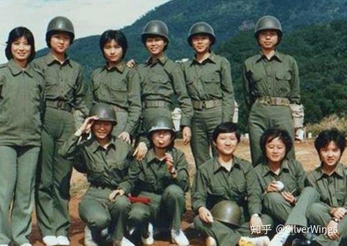 解放战争中的中国女兵，图片背后的英勇故事，解放战争中的女兵风采，英勇故事与珍贵图片展现的巾帼英雄精神