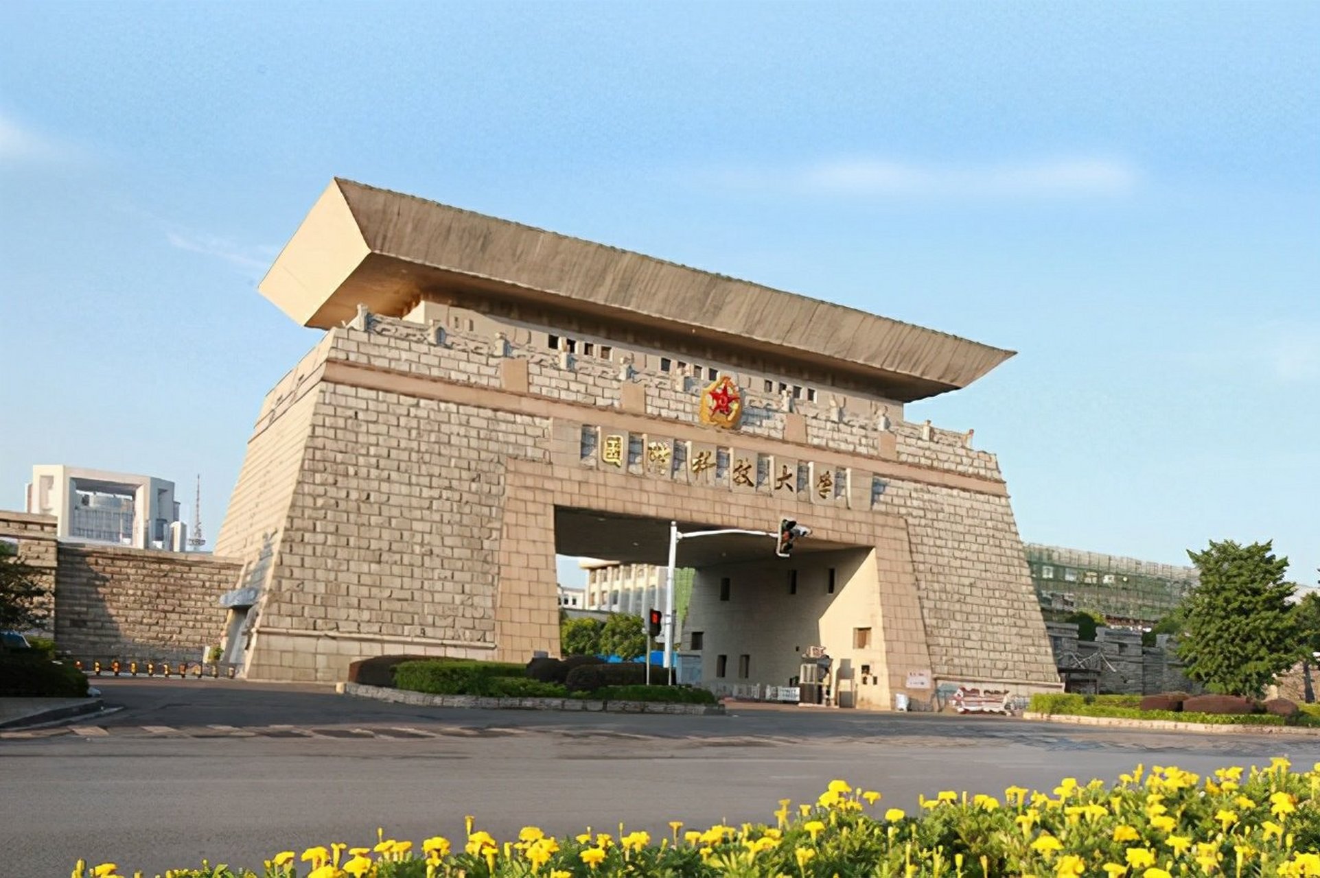 国防科技技术学院的卓越贡献与挑战，国防科技技术学院的杰出贡献、面临挑战及未来展望