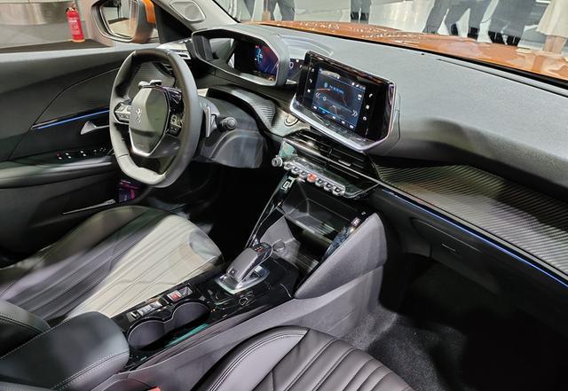 歼-10座舱变化,从初步探索到现代化升级之路,歼-10座舱进化,从初步探索到现代化升级之路