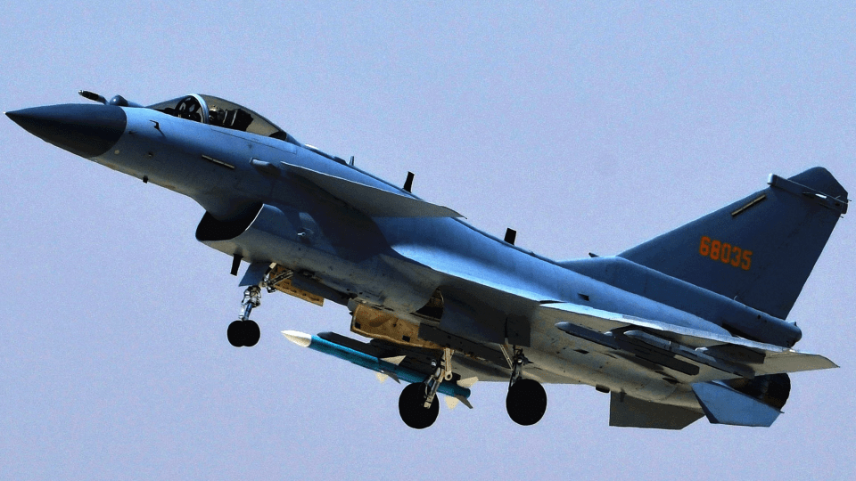 关于中美撞机事件中歼八携带导弹的分析与探讨，中美撞机事件中歼八携带导弹的分析探讨