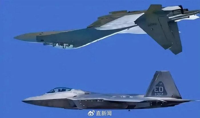 歼-15战机英勇驱离外军战机,捍卫领空的坚定决心,歼-15战机捍卫领空,坚定决心英勇驱离外军战机