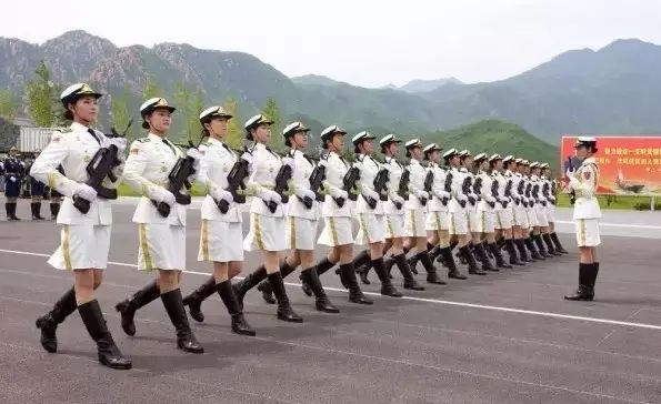 阅兵女兵,关于脚臭的误解与真实,阅兵女兵,脚臭的误解与真相揭秘