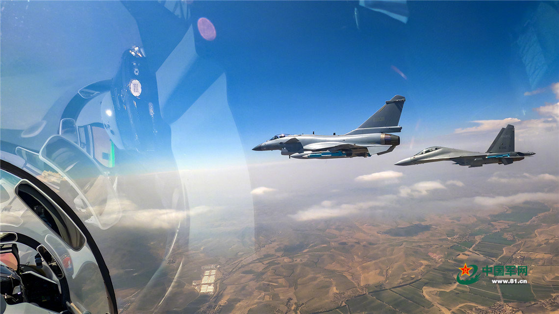 战斗机在农村上空来回飞行,战斗机农村上空巡逻飞行