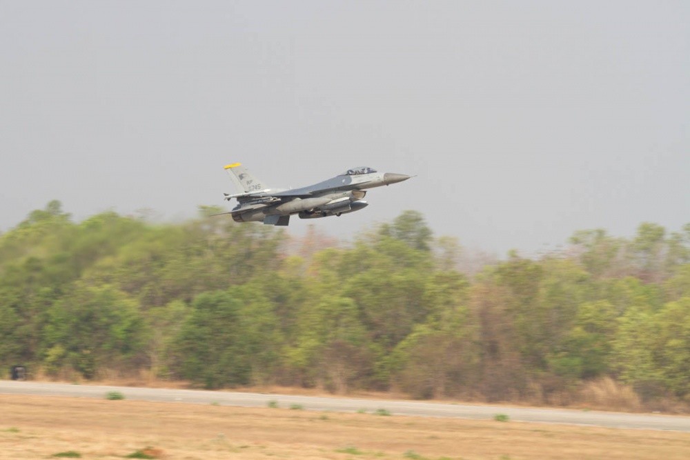 战斗机在农村上空来回飞行,战斗机农村上空巡逻飞行