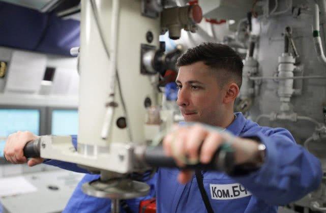 俄罗斯新型常规潜艇，引领全球潜艇技术的新篇章，俄罗斯新型常规潜艇，全球潜艇技术的新标杆