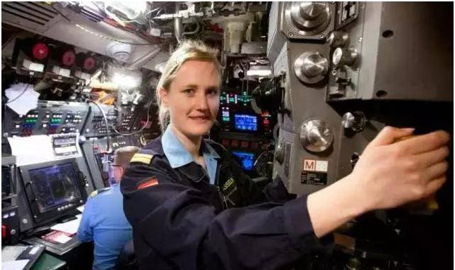 俄罗斯新型常规潜艇,引领全球潜艇技术的新篇章,俄罗斯新型常规潜艇,全球潜艇技术的新标杆