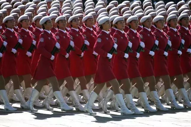 九三大阅兵女兵方队,展现新时代巾帼风采,九三大阅兵女兵方队,展现新时代巾帼英姿