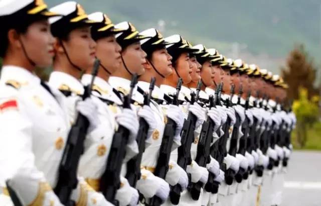 九三大阅兵女兵方队,展现新时代巾帼风采,九三大阅兵女兵方队,展现新时代巾帼英姿