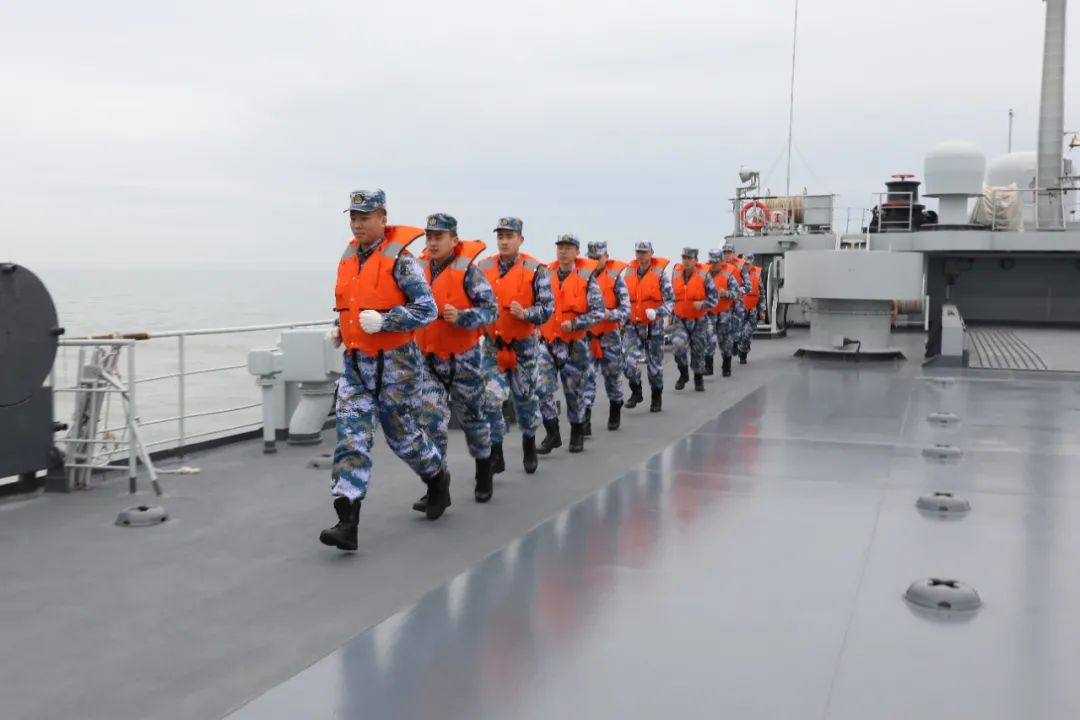 大青山登陆舰,钢铁巨舰的壮丽之旅,大青山登陆舰,钢铁巨舰的壮丽航程