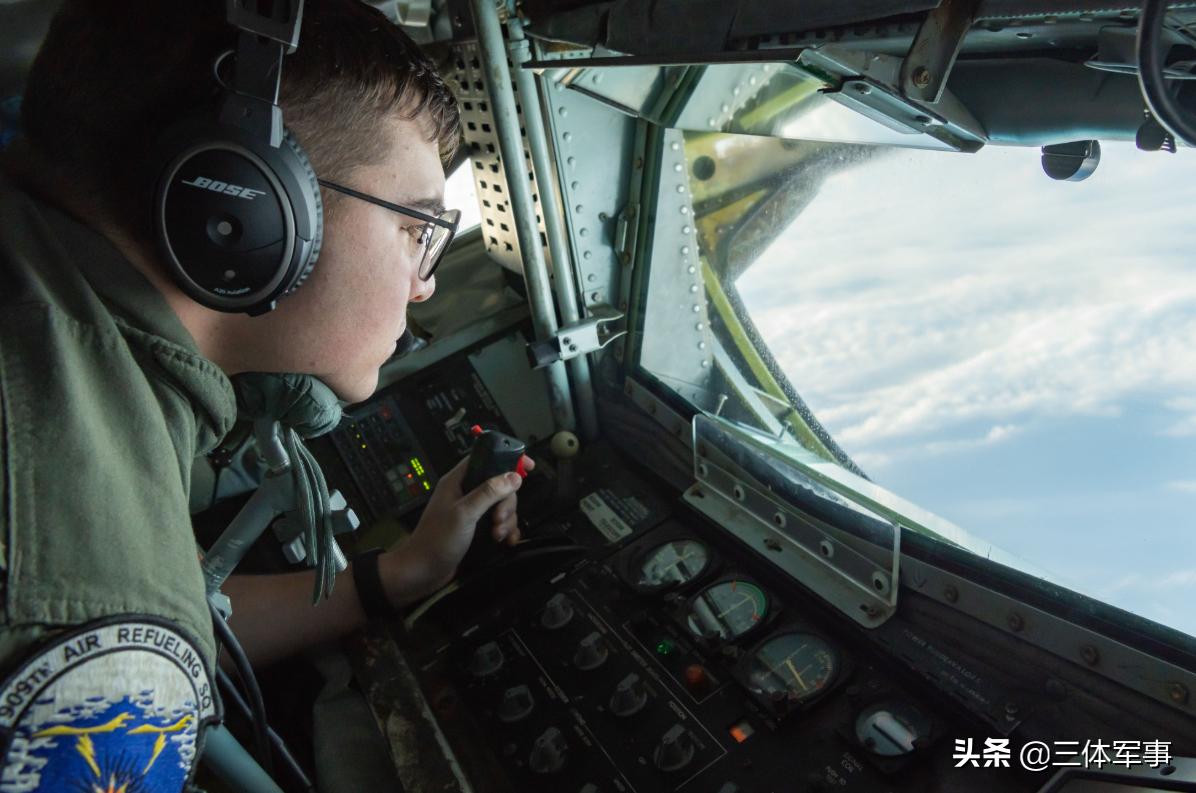 美国轰炸机飞进南海,区域安全局势的新动态,南海安全局势新动态,美国轰炸机进入南海区域