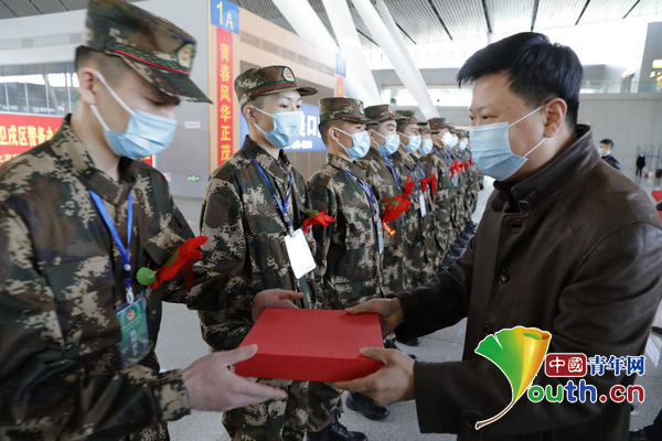 盛建忠旅长机场迎接二位英雄,盛建忠旅长机场热烈欢迎两位英雄归来