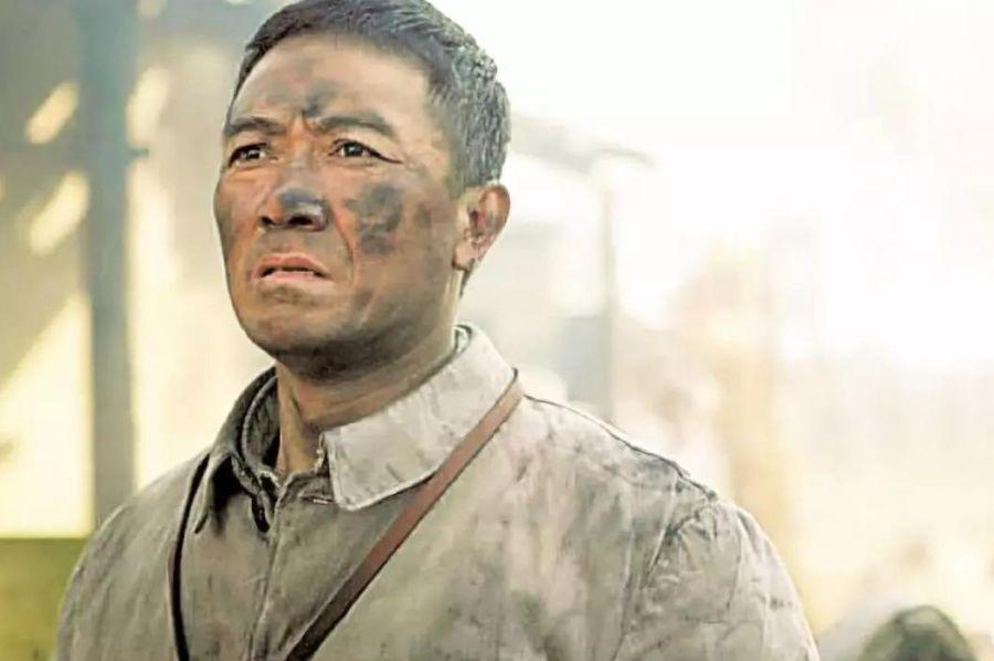 从裤子里拿出一个手榴弹，战争与和平的交织，战争与和平的交织，手榴弹背后的故事