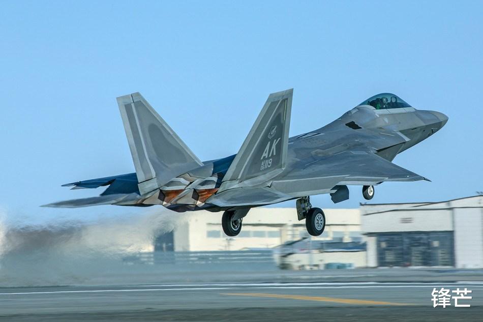 J16是否是重型战斗机？探究其性能与定位，J16，重型战斗机的性能与定位探究