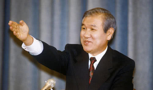 韩国唯一没坐牢的总统,李明博的传奇与争议,韩国唯一没入狱的前总统李明博,传奇人生与争议不断