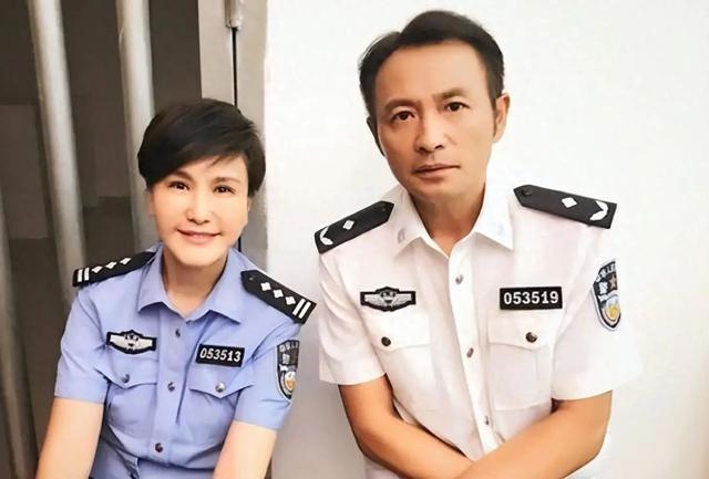 丁志诚与王茜，结婚照片背后的爱情故事，丁志诚与王茜，结婚照片背后的甜蜜爱情故事