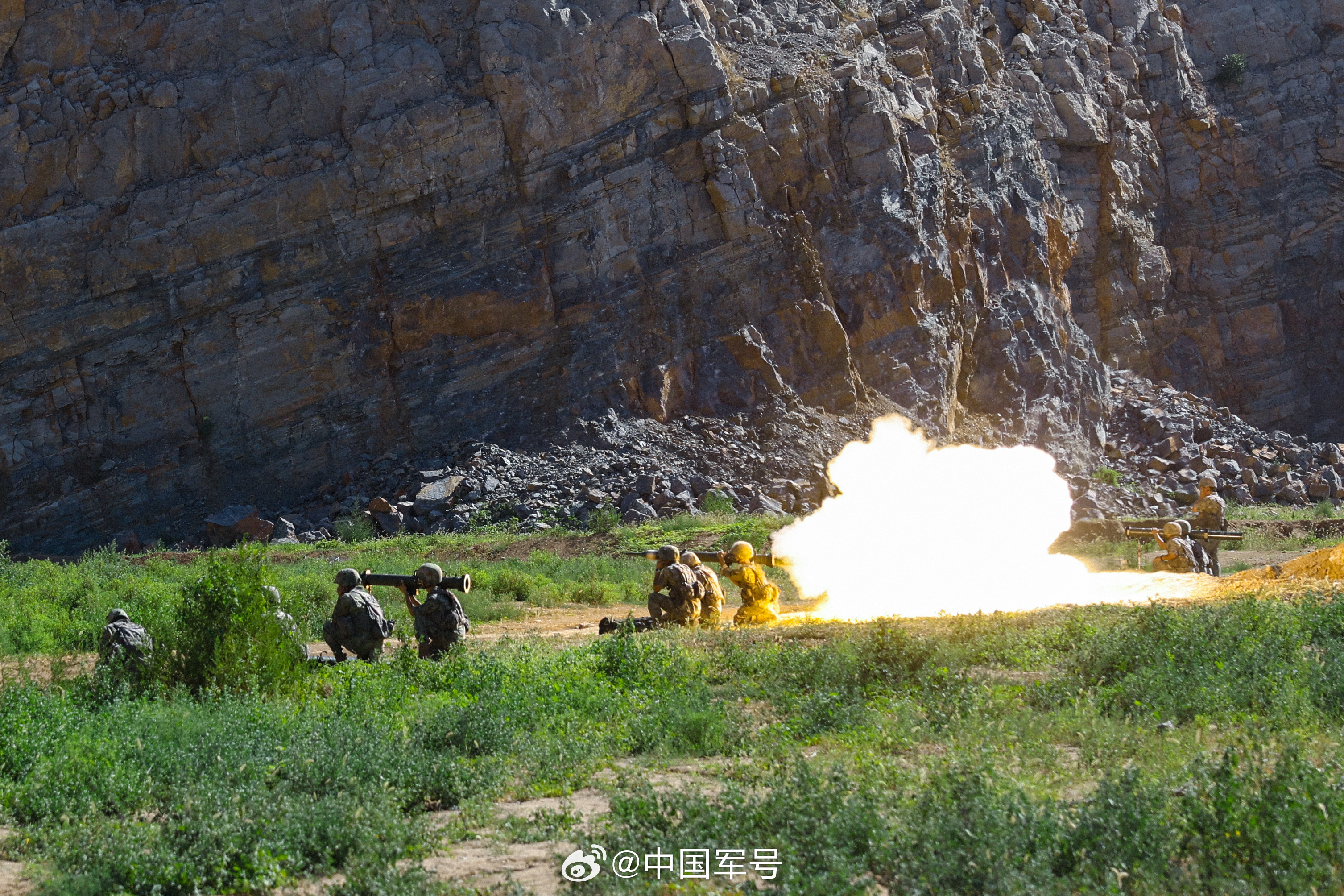 火箭弹出膛瞬间的震撼之美，火箭弹出膛瞬间的震撼瞬间之美体验