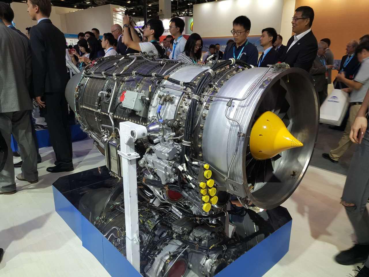 雅克130与猎鹰,空中传奇的交融,雅克130与猎鹰,空中传奇的交融时刻