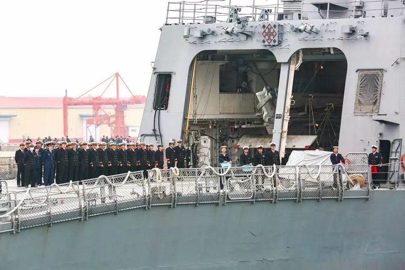 海军成立70周年海上阅兵为什么在青岛——一座海洋城市的荣耀与担当，青岛荣耀时刻，海军70周年海上阅兵展现海洋城市的担当与力量