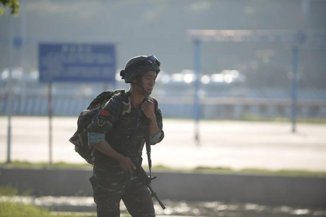 三军仪仗队迎风40秒不眨眼,荣耀与坚韧的象征,三军仪仗队迎风40秒不眨眼,荣耀与坚韧的展现